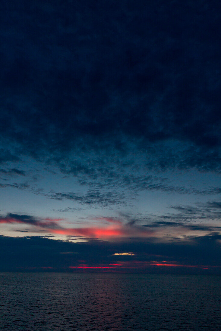 Der Himmel, der Horizont und der Sonnenuntergang über blauem Ozean, gesehen von der Höhe des Mastes eines Segelboots.