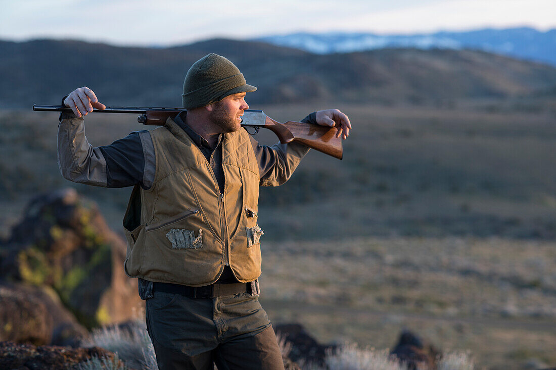 Jäger ruhen während seiner Chukar-Jagd, um die Landschaft zu genießen.