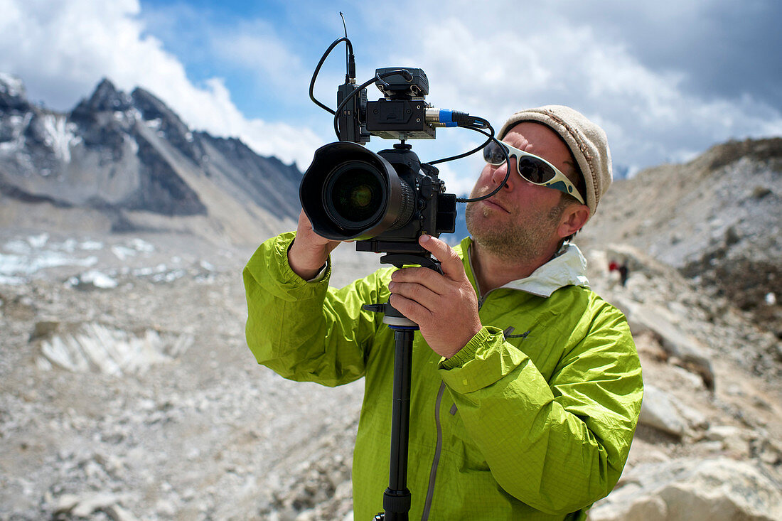 Der Fotograf Marc Pagani setzt seine Kamera für Video und Sound ein, während er eine Expedition zur Besteigung des Mount Everest im Nepal Himalaya fotografiert