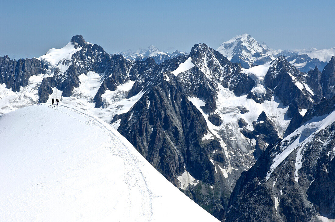 Kletterer machen ihren Weg entlang eines Bergrücken in der Nähe der Aiguille du Midi auf dem Mont Blanc in den französischen Alpen von Chamonix, Frankreich