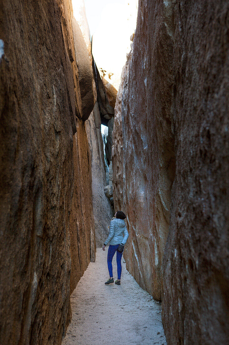 Fotografie der Frau stehend in der Gletscherspalte im Joshua-Baum-Nationalpark, Kalifornien, USA.