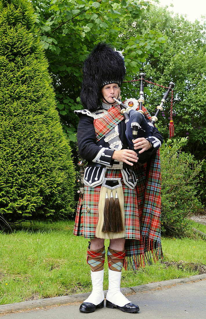 Dudelsackpfeifer in Inveraray am Loch Fyne, Schottland