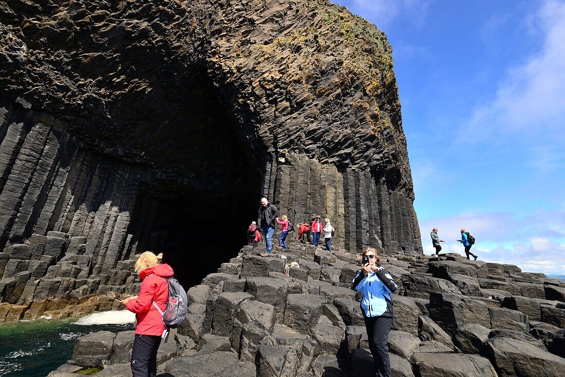 Menschen auf der Vulkaninsel Staffa, Südteil der Insel Mull, Schottland