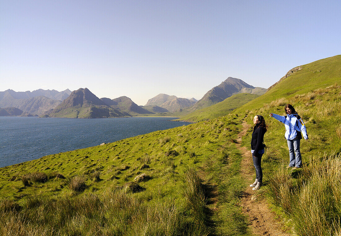 2 Personen Wandern in Bucht bei Elgol mit den Cuillins, Isle of Skye, Schottland