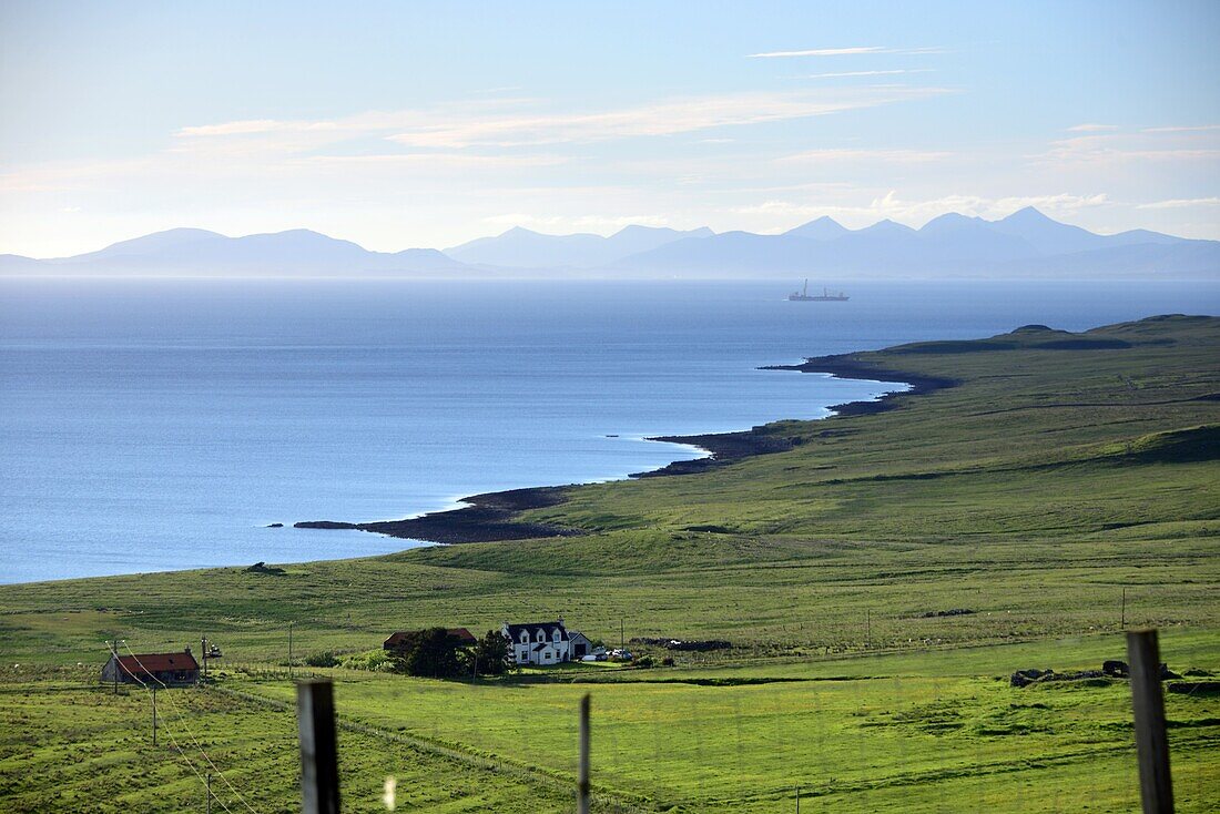 an der Nord-Küste bei Uig, im Hintergrund die Insel Lewis, Isle of Skye, Schottland