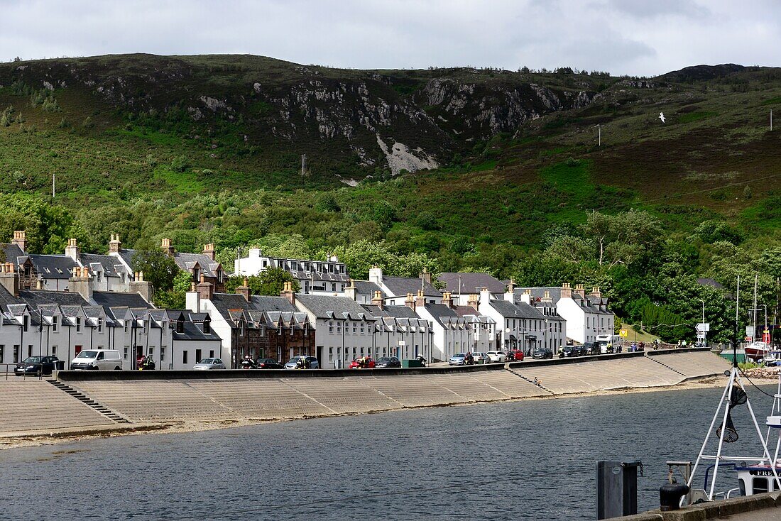 'Häuser an der Bucht, in Ullapool an der Küste ''The Minch'', Nordwest-  Schottland'