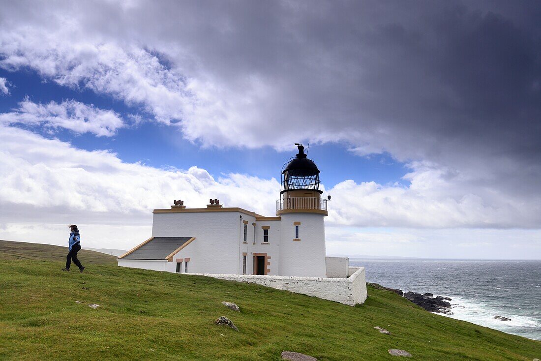 'Frau am Leuchtturm, Stoer Head bei Lochinver an der Küste ''The Minch'', Nordwest-  Schottland'