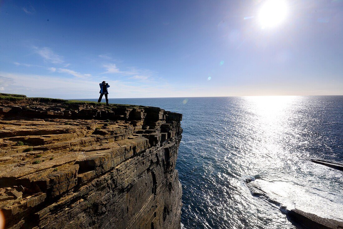 Mann auf den Klippen der Westküste von Mainland, Orkney Inseln, Äußere Hebriden, Schottland