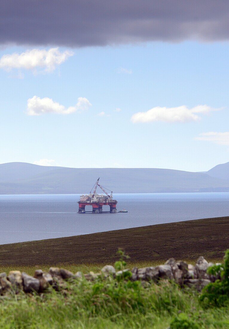 Ölplattform im Scapa Flow vor Mainland, Orkney Inseln, Äußere Hebriden, Schottland