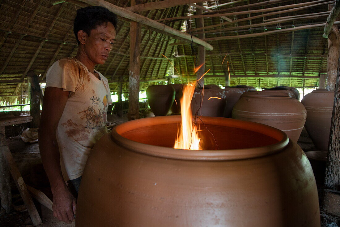 Flamme innerhalb des riesigen Steinguttopfes bekannt als Martaban Topf, Kyauk Myaung, Sagaing, Myanmar