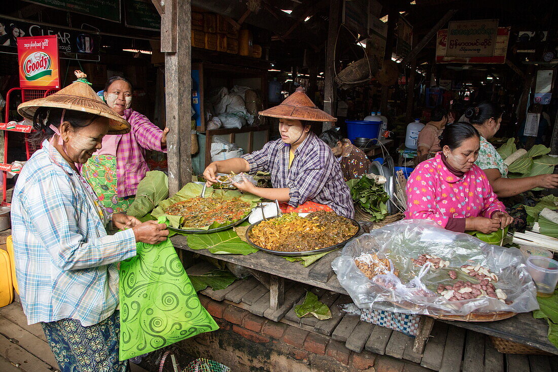 Frauen am Markt, Katha, Sagaing, Myanmar