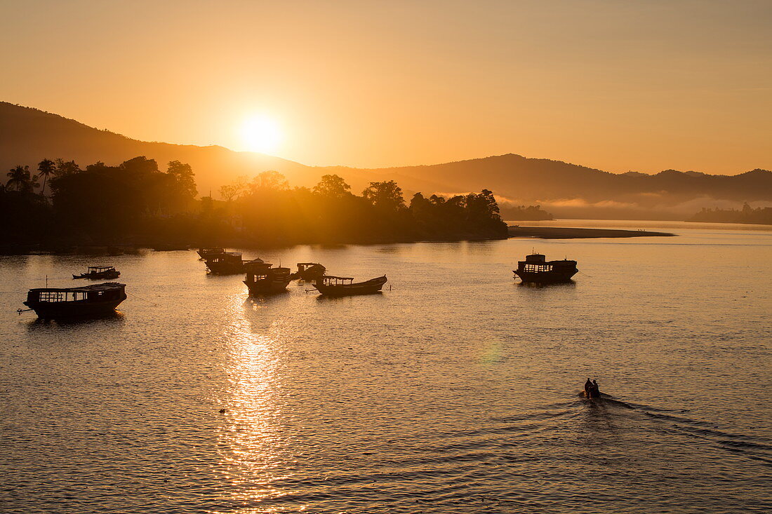 Silhouette von Booten am Fluss Ayeyarwady (Irrawaddy) bei Sonnenaufgang, Shwegu, Kachin, Myanmar