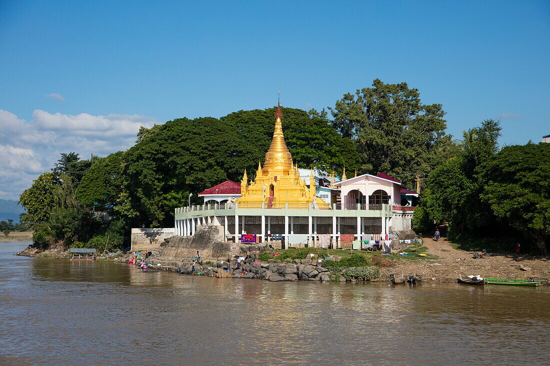 Pagode am Ufer von Fluss Ayeyarwady (Irrawaddy), nahe Kyauk Myaung, Sagaing, Myanmar