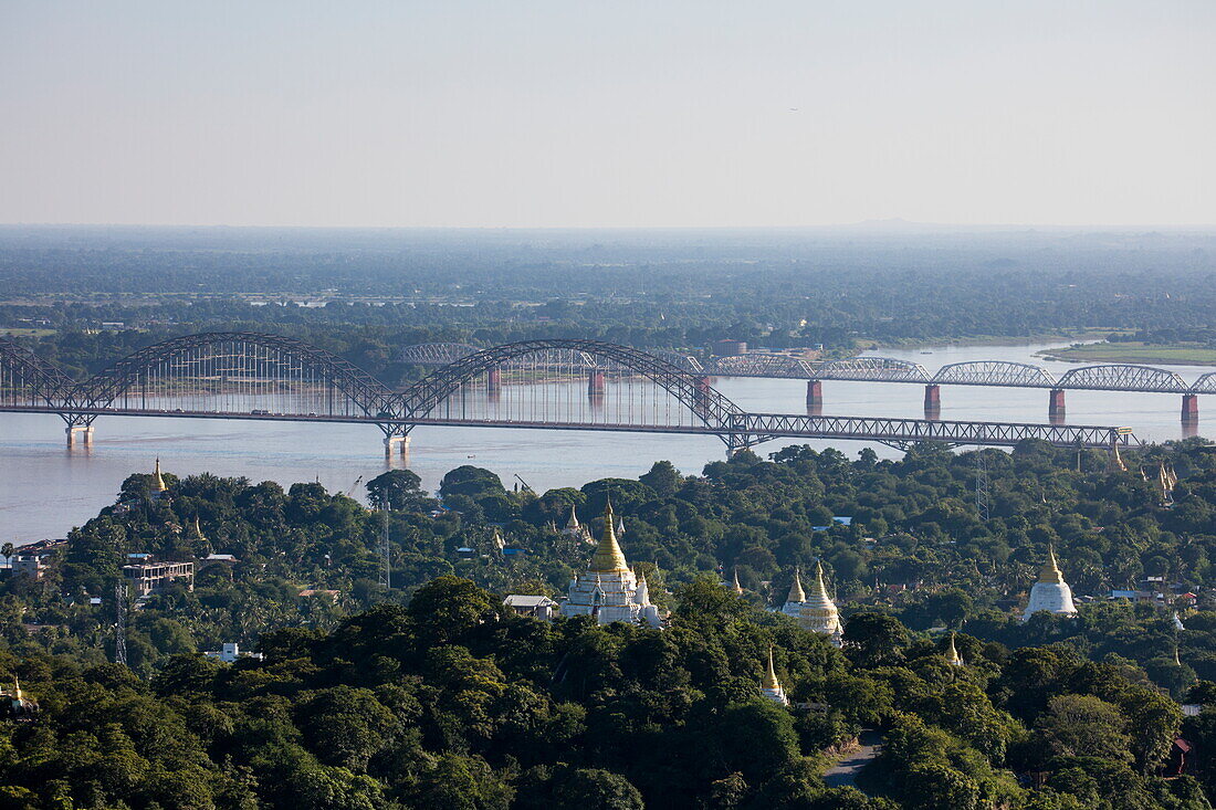 Blick vom Sagaing Hill auf die Yadanabon Brücke und die Ava Brücke über den Fluss Ayeyarwady (Irrawaddy), Sagaing, Sagaing, Myanmar