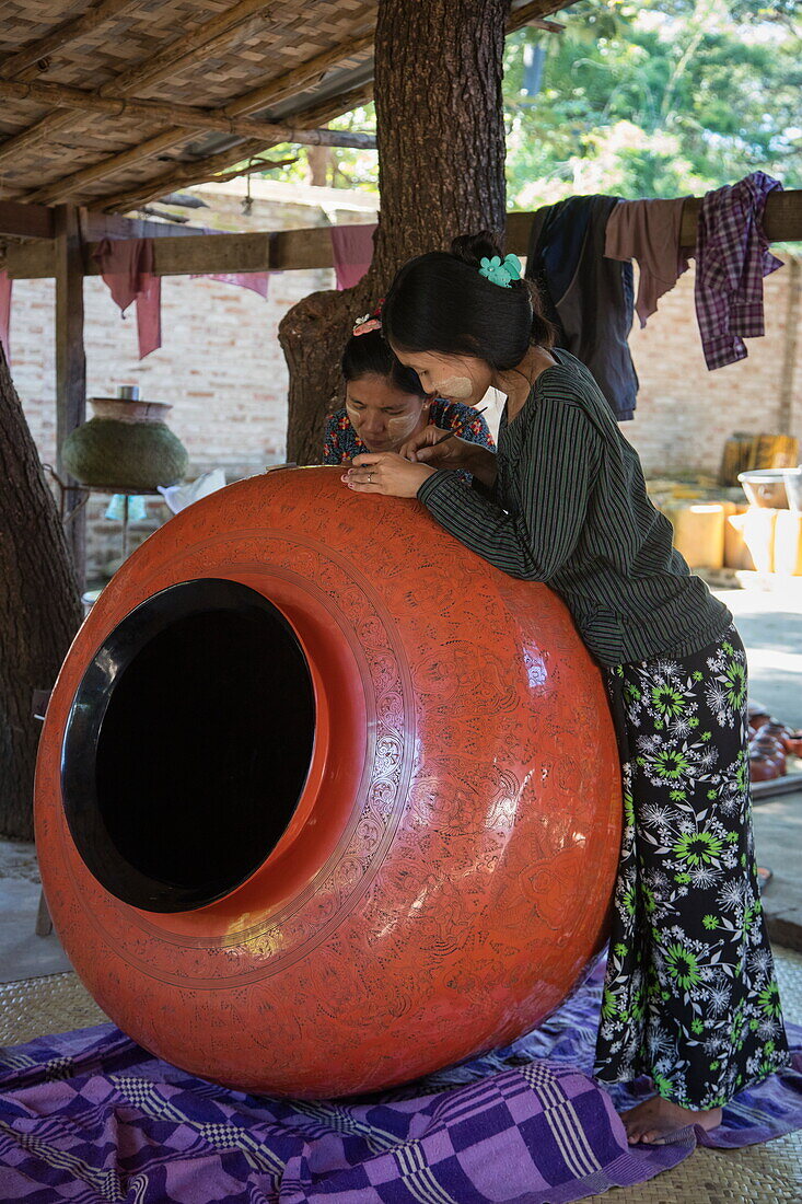 Zwei Frauen verzieren riesigen Topf im Bagan House Lacquerware Workshop, New Bagan, Bagan, Mandalay, Myanmar