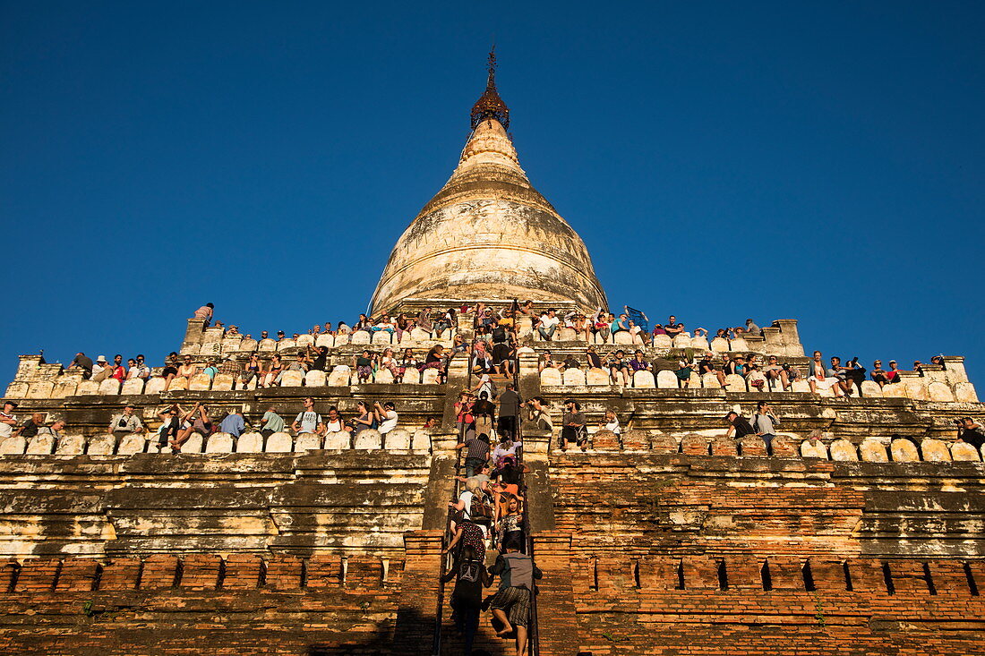 Menschen platzieren sich auf den Terrassen der Shwesandaw-Pagode um den Sonnenuntergang zu beobachten, Bagan, Mandalay, Myanmar