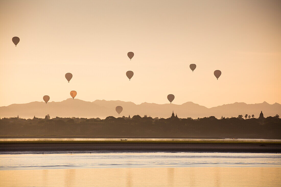 Heißluftballons über den alten Tempeln von Bagan bei Sonnenaufgang von Ayeyarwady (Irrawaddy) Flusskreuzfahrtschiff Anawrahta (Heritage Line) aus gesehen, Bagan, Mandalay, Myanmar