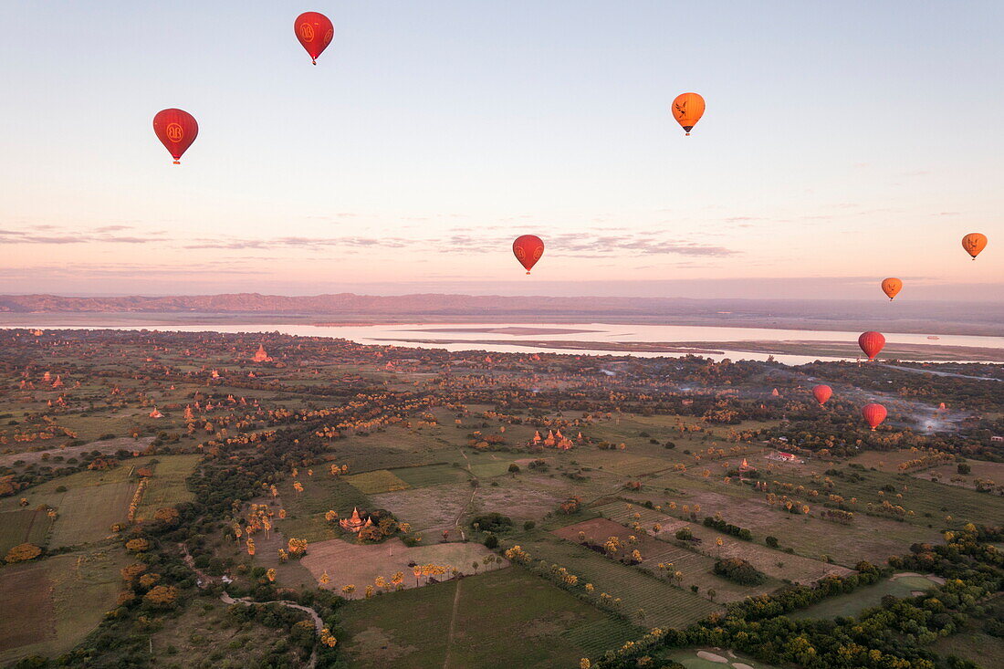 Luftaufnahme von Heißluftballons über den alten Tempeln von Bagan, Bagan, Mandalay, Myanmar