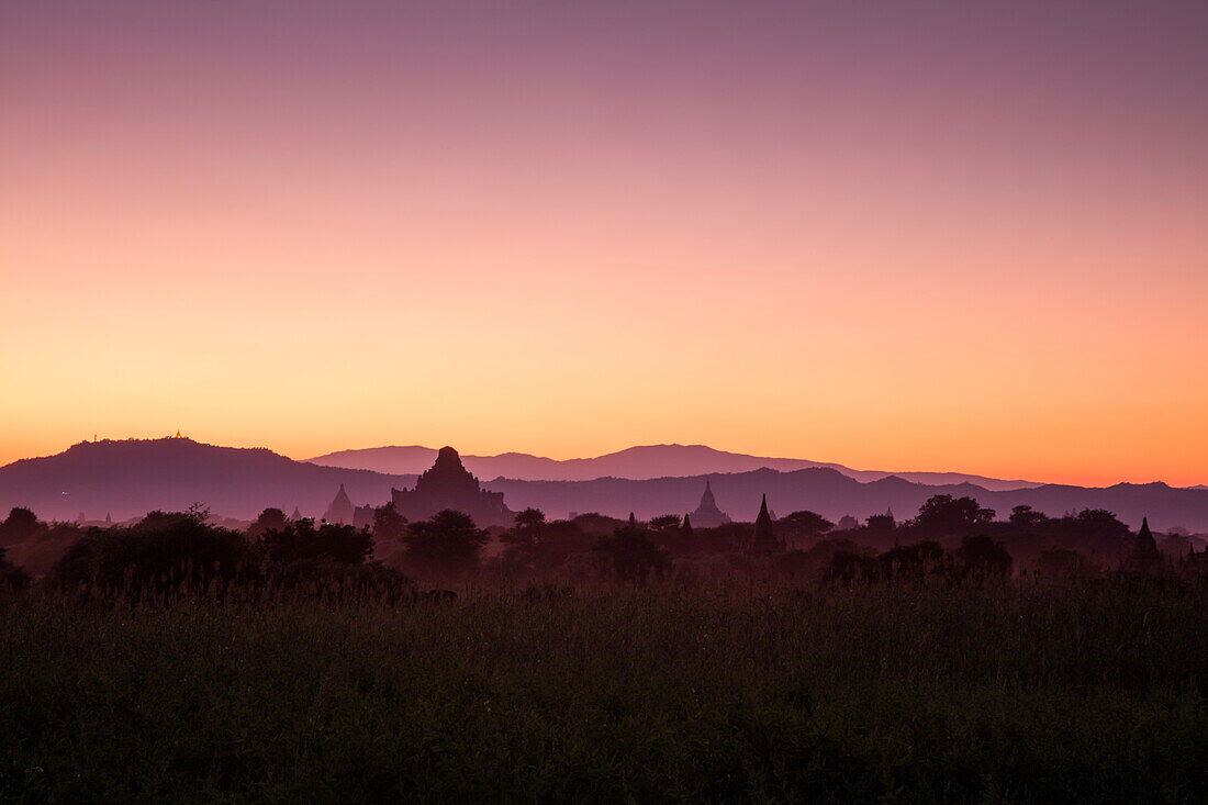 Blick auf die alten Tempel von Bagan und die Berge bei Sonnenuntergang, Bagan, Mandalay, Myanmar