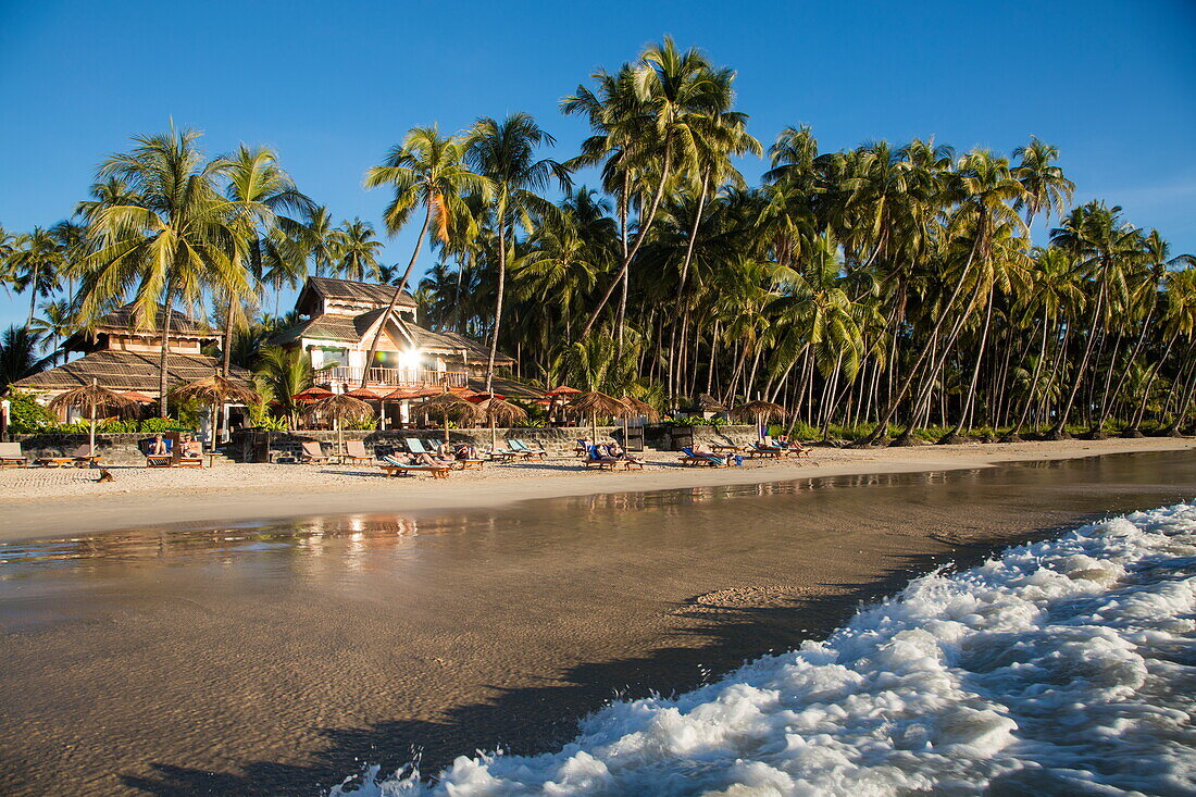 Yoma Cherry Lodge von der Wasserkante am Strand Ngapali Beach aus gesehen, Ngapali, Thandwe, Myanmar