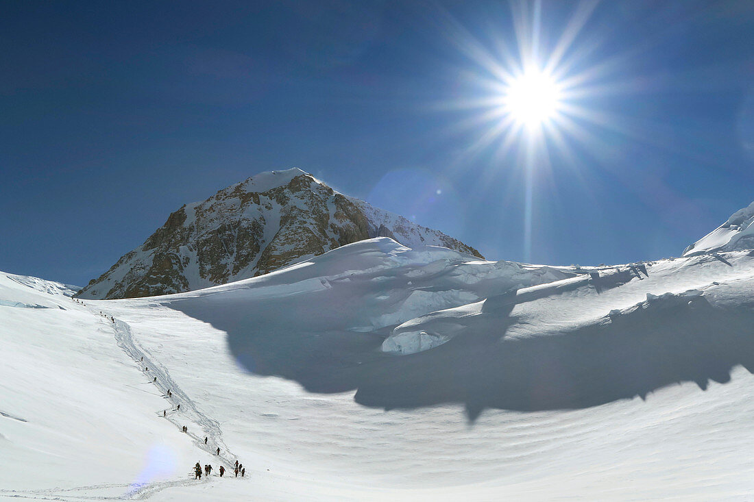 Bergsteiger sind an der Basis einer Steilwand auf Denali, Alaska