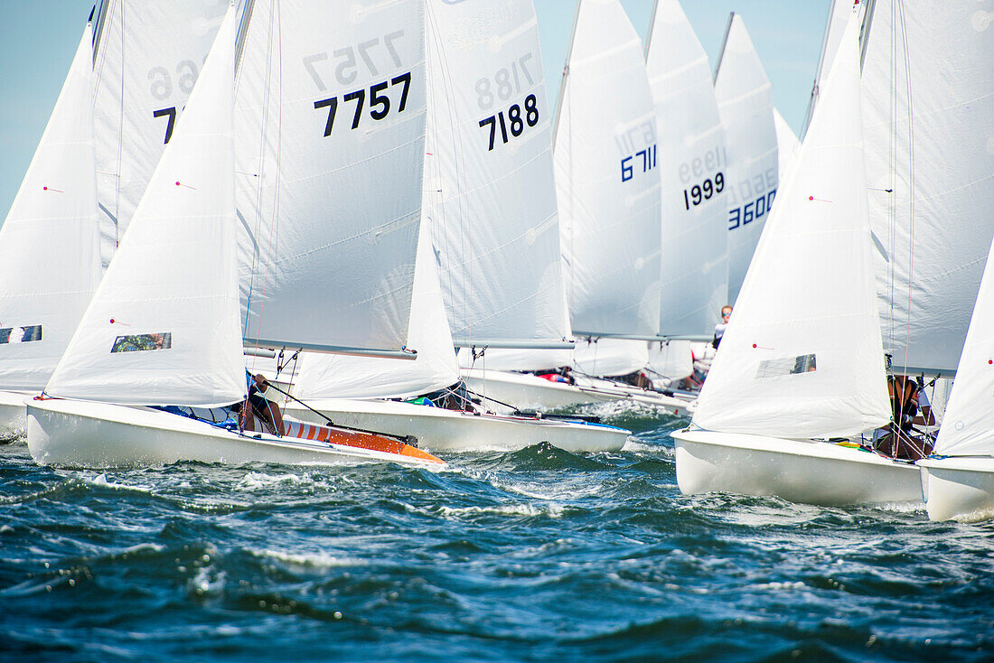 Jugendliche segeln in Rhode Island Regatta für Junior Matrosen