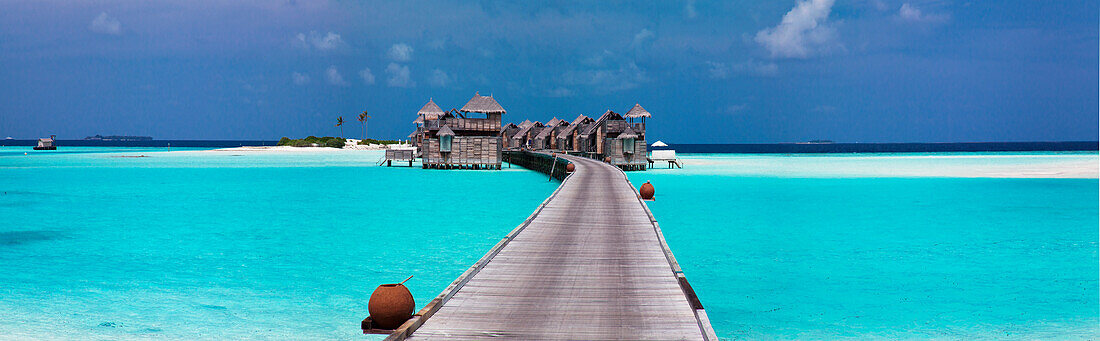 Panoramablick auf Stelzenhausvillen auf der Insel Gili Lankanfushi