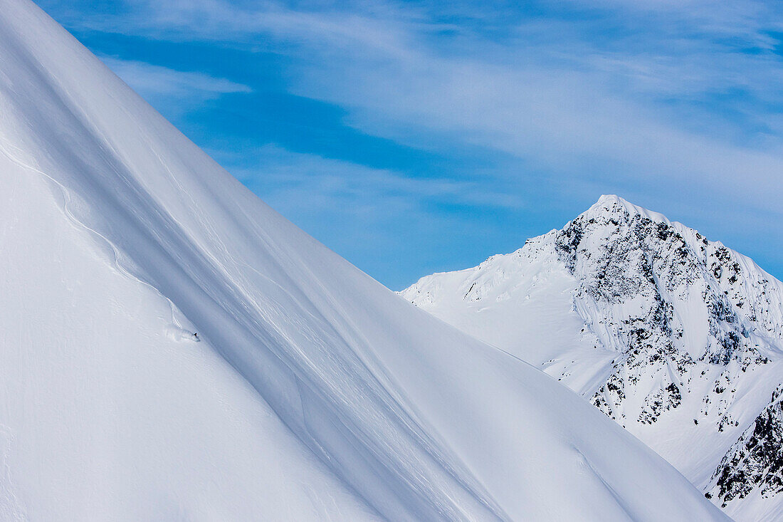 Professioneller Snowboarder Helen Schettini, reitet frisches Puder an einem sonnigen Tag beim Snowboarding in Haines, Alaska.