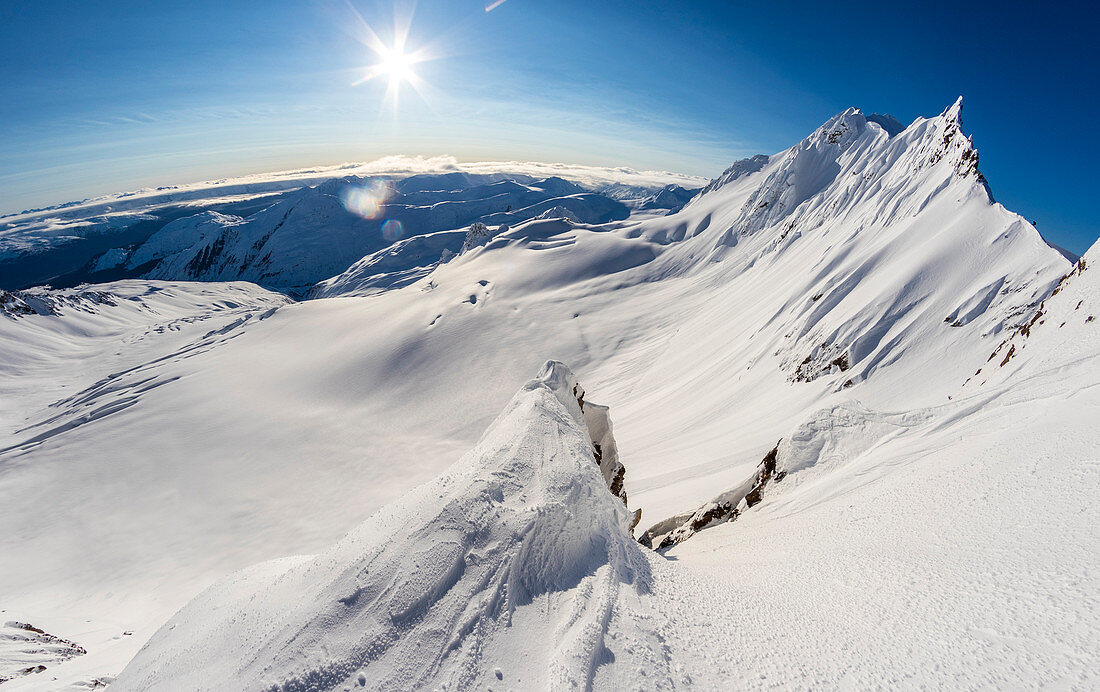 Die Chilkat Range in Haines, Alaska, ist ein Ziel für Skifahrer und Snowboarder, die im Frühjahr mit dem Hubschrauber reiten.