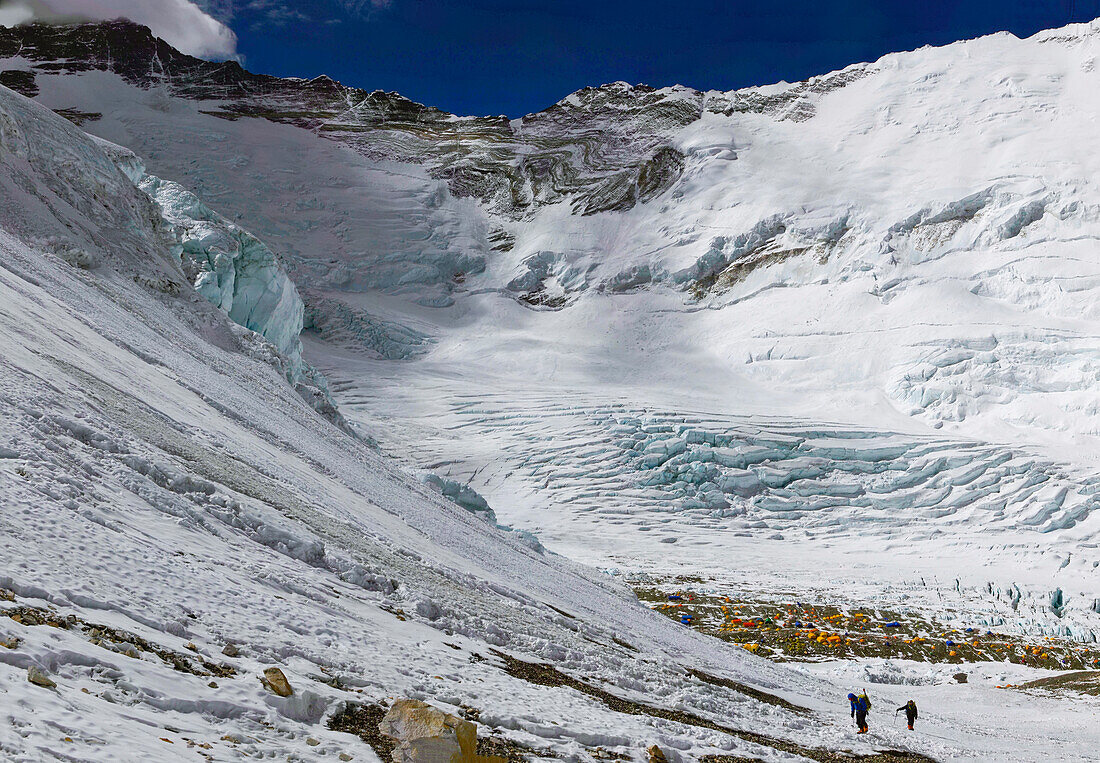 Kletterer machen sich von Camp 2 / Advanced Basecamp auf den Mount Everest auf den Weg zur West Ridge Headwall. Lhotse und Nuptse sind dahinter sichtbar.