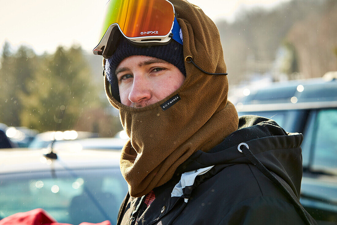 Porträt eines Snowboarders.