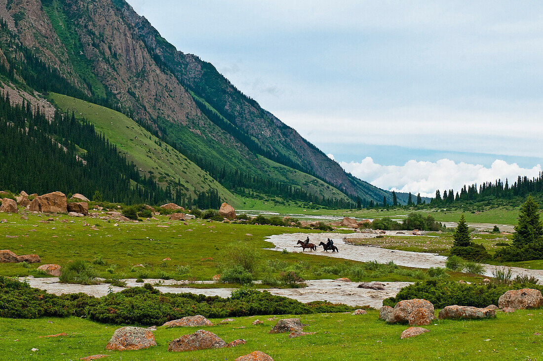 Zentralasien, Kirgisistan, Issyk-Kul-Provinz (Ysyk-Köl), Juuku-Tal, jedes Jahr ein paar Monate Tourar Ousounbaev und Nourgul Toktosounovas Familie in einer Jurte mitten im Juuku-Tal