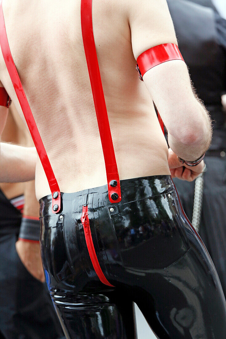 Frankreich, Paris. Gay Pride 2014. Homosexuell Mann in sexy Hosen gekleidet.