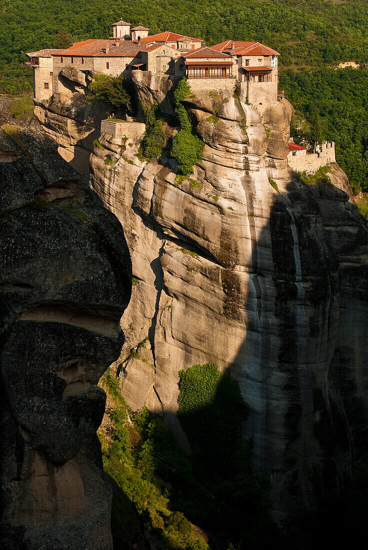 Europa, Grichenland, Ebene von Thessalien, Tal der Penee, Weltkulturerbe der UNESCO seit 1988, orthodoxe christliche Klöster von Meteora auf beeindruckenden grauen Felsmassen, die durch Erosion geformt wurden, Kloster Varlaam