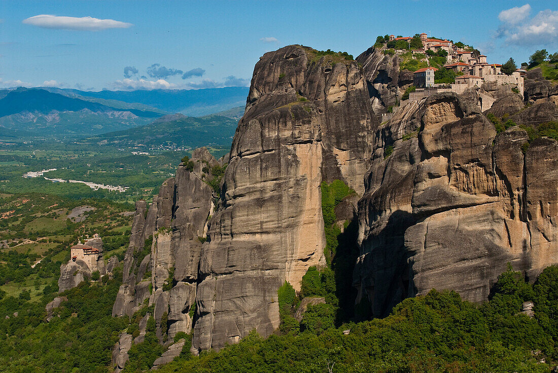 Europa, Grichenland, Ebene von Thessalien, Tal von Penee, Weltkulturerbe der UNESCO seit 1988, orthodoxe christliche Klöster von Meteora auf beeindruckenden grauen Felsmassen, die durch Erosion geformt wurden