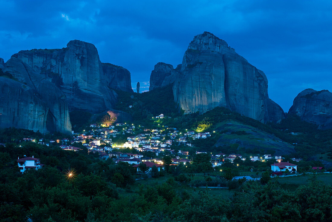 Europe, Grece, Plain of Thessaly, Valley of Penee, World Heritage of UNESCO since 1988, Orthodox Christian monasteries of Meteora perched atop impressive gray rock masses sculpted by erosion, the village of Kastraki