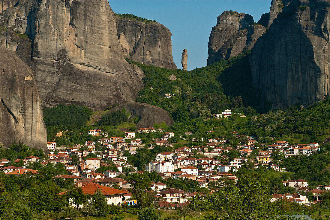 Europa, Grichenland, Ebene von Thessalien, Tal der Penee, Weltkulturerbe der UNESCO seit 1988, orthodoxen christlichen Klöstern von Meteora thront auf beeindruckenden grauen Felsmassen von Erosion geformt, das Dorf Kastraki