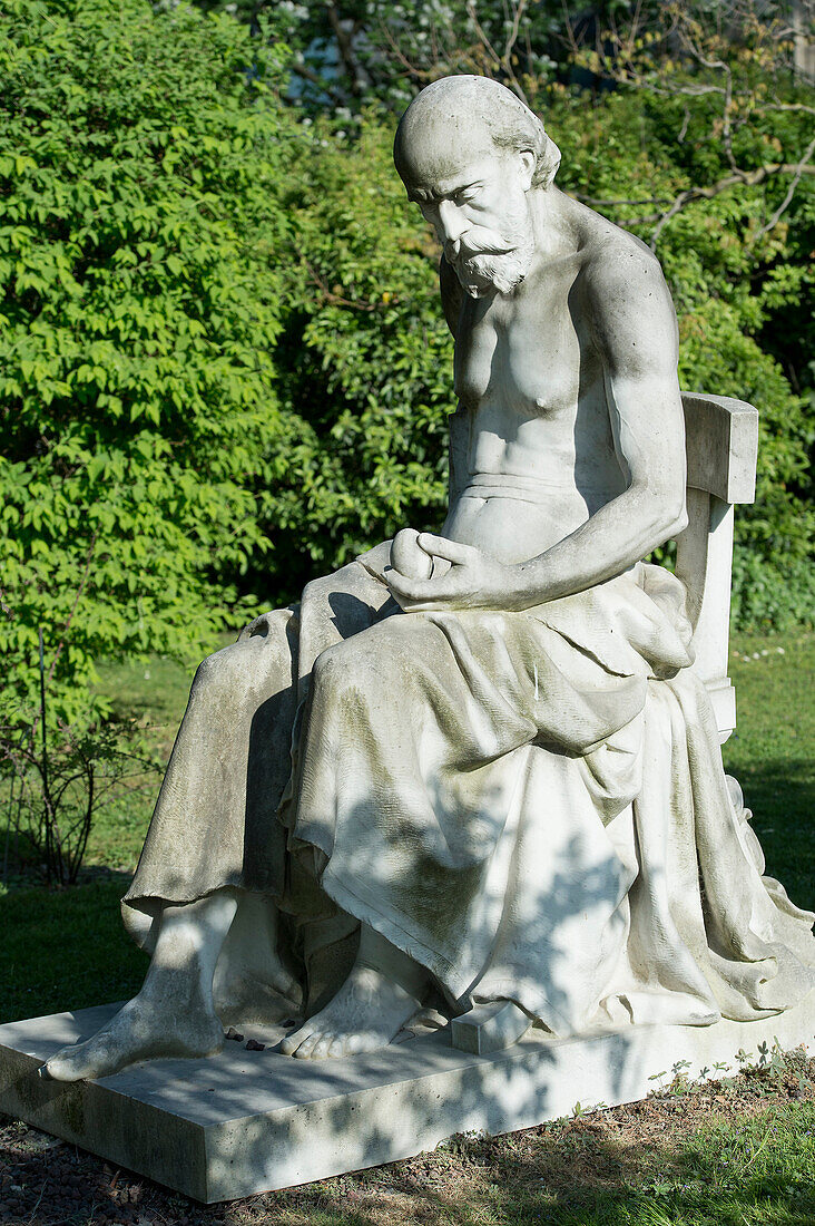 'Frankreich, Paris, 5. Bezirk. Jardin des Anpflanzens. Die Statue ''Wissenschaft und Geheimnis'' von Jean-Louis-Desire Schrœder (1889); ein Philosoph fragt nach dem Ursprung des Lebens, indem er auf einem Ei meditiert'