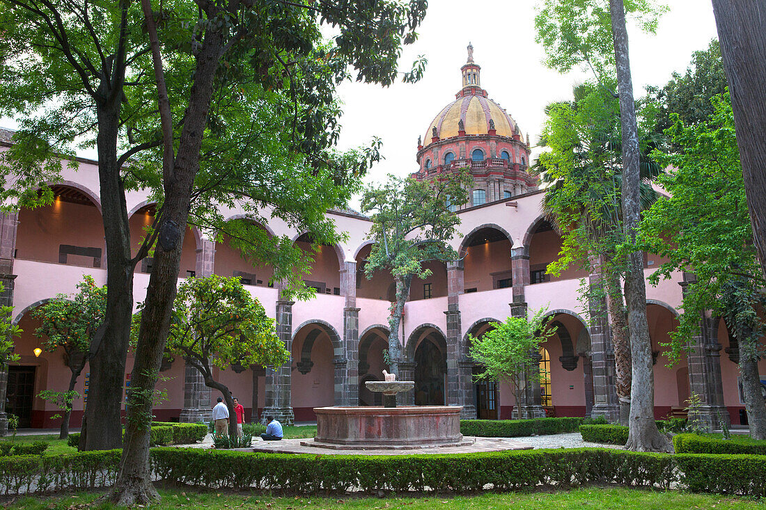 Mexico, State of Guanajuato, San Miguel de Allende, Patio of the Cultural Center El Nicromante, old cloister, Fine arts
