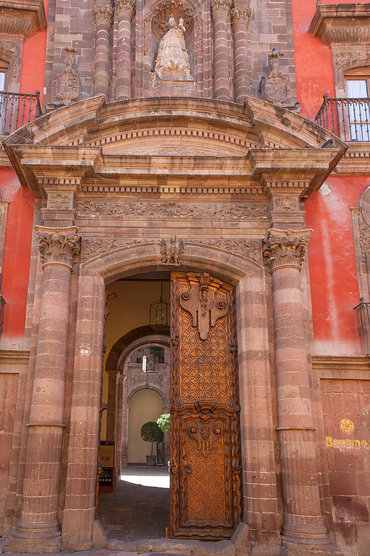 Mexiko, Bundesstaat Guanajuato, San Miguel de Allende, Tür aus dem 18. Jahrhundert in der Altstadt