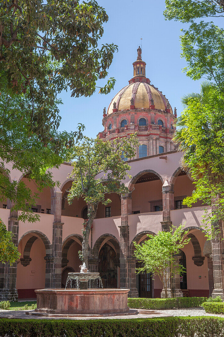 Mexiko, Bundesstaat Guanajuato, San Miguel de Allende, Patio des Kulturzentrums El Nicromante, alter Kreuzgang, Bildende Kunst