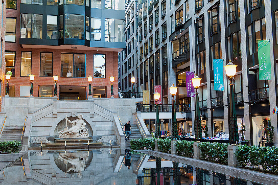 'Kanada. Provinz von Quebec, Montreal. Der internationale Bezirk. Platziere Victoria. Einkaufszentrum ''Centre de Commerce Mondial''. Der Brunnen von Amphitrite und der Granitteich'