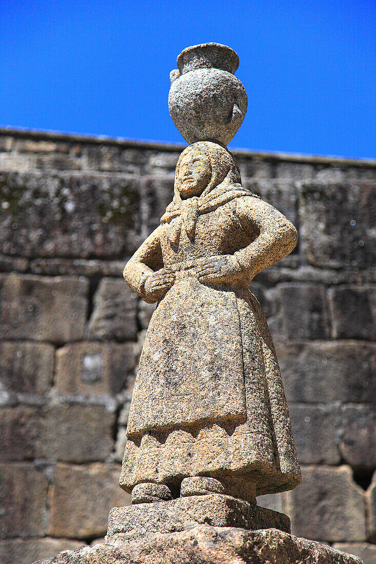 Portugal, Bezirk Viano do Castelo, Ponte do Lima. Die älteste Stadt Portugals. Statue eines Wasserträgers in der historischen Mitte.