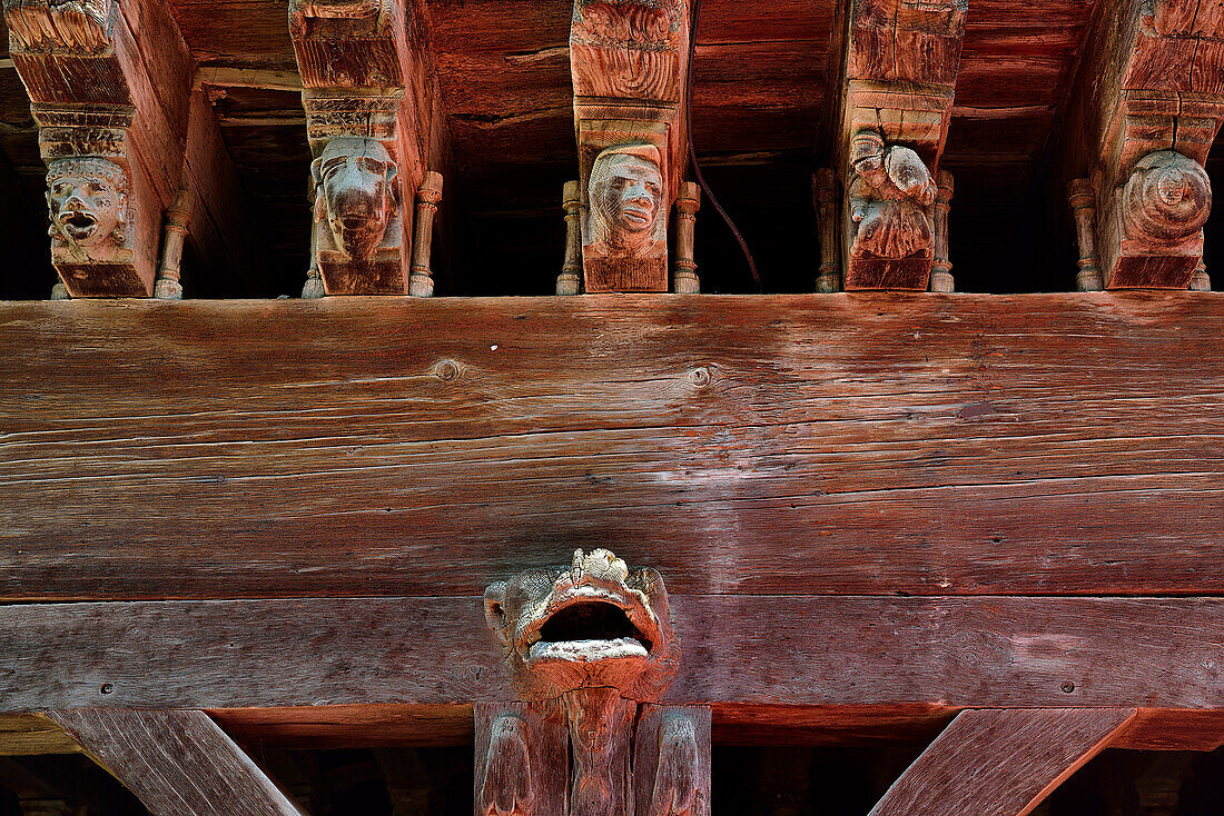 Frankreich, Ariege, Figuren auf den Holzbalken, die mittelalterliche Häuser von Mirepoix tragen