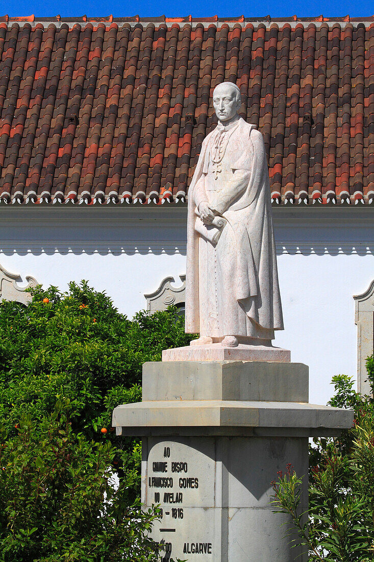 Portugal, Algarve. Faro. Dom Francisco Gomes Statue, vor dem Bischofspalast.