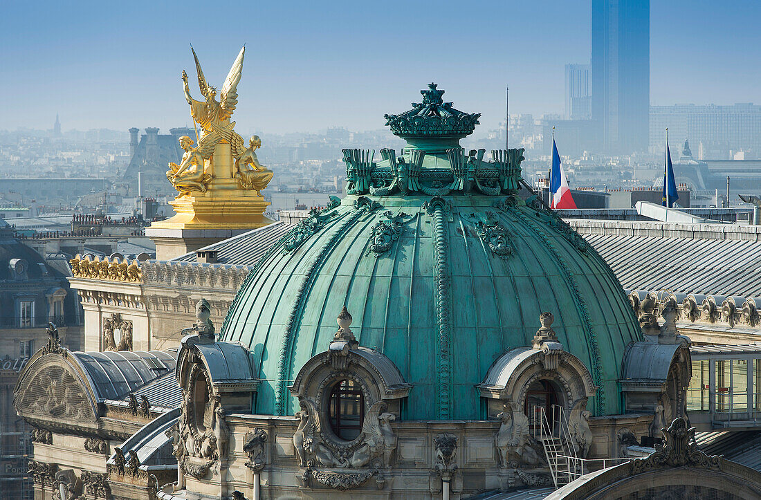 'Frankreich. Paris 9. Bezirk. Pariser Oper (Garnier Oper). Vergoldete Skulptur schmückt die Fassade: ''The Poetry'', Werk von Watrinelle'