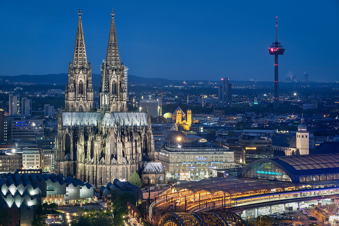 UNESCO Welterbe Kölner Dom während Blauer Stunde, Köln, Nordrhein-Westfalen, Deutschland