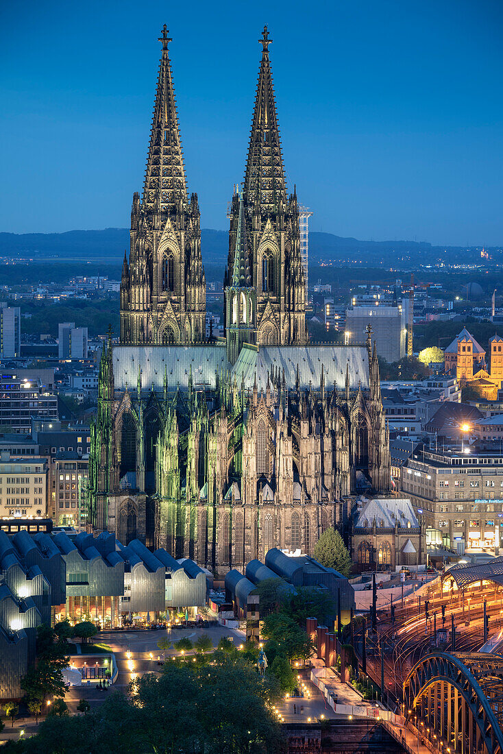 UNESCO World Heritage Cologne cathedral at dusk, Cologne, North Rhine-Westphalia, Germany