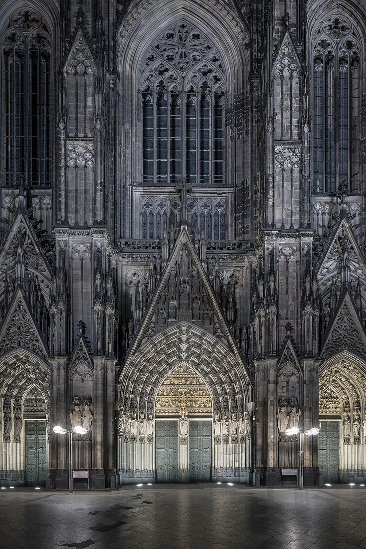 UNESCO Welterbe Kölner Dom, Westfassade bei Nacht, Köln, Nordrhein-Westfalen, Deutschland