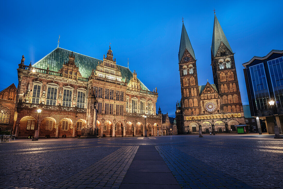 UNESCO Welterbe Bremer Rathaus, Bremer Dom bei Nacht, Hansestadt Bremen, Deutschland